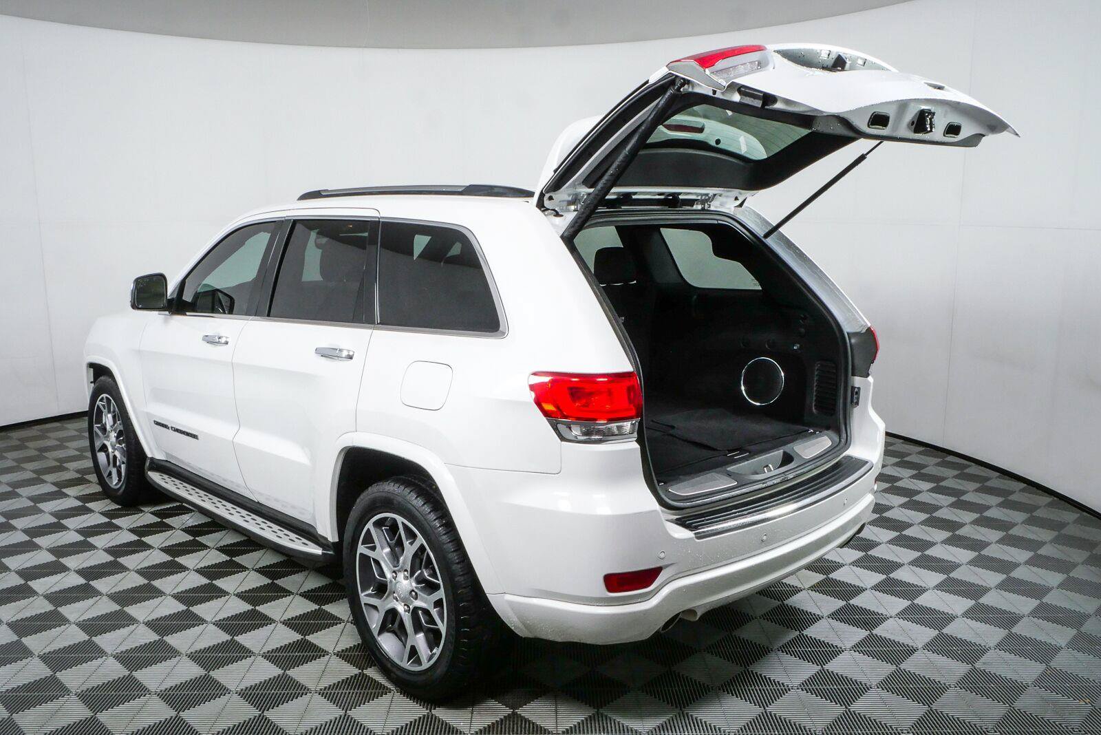 Used 2020 Jeep Grand Cherokee Overland RWD image 36