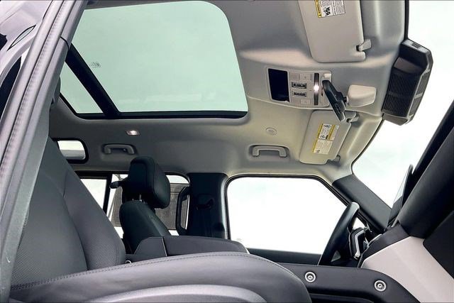 Used 2025 Land Rover Defender 110 S image 27