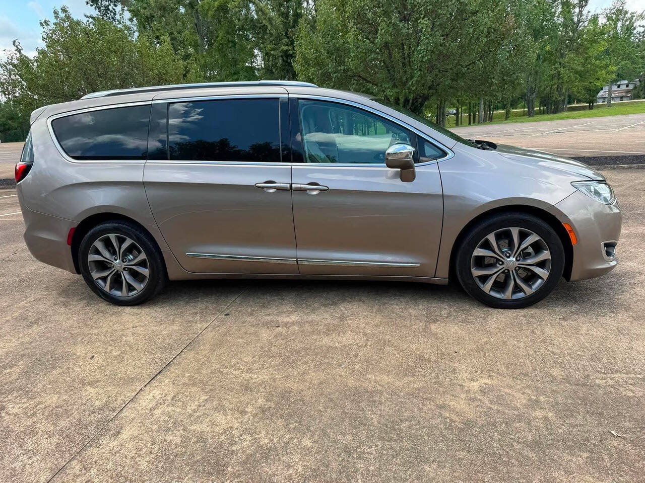Used 2017 Chrysler Pacifica Limited FWD image 8