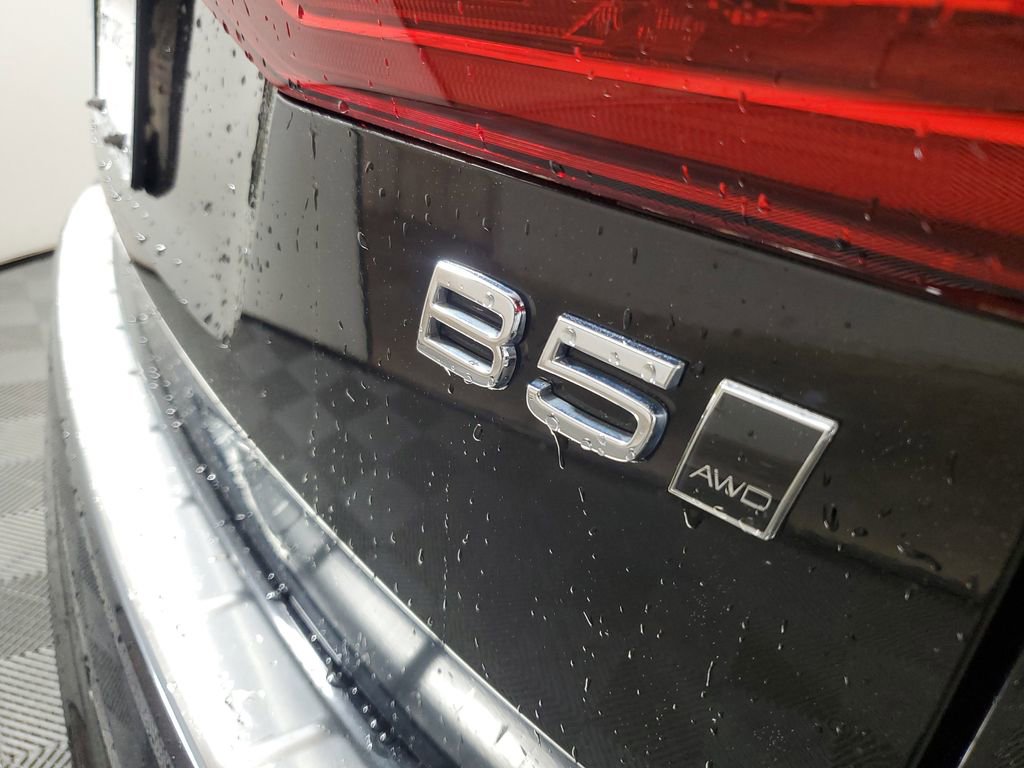 Certified 2024 Volvo XC60 B5 Plus w/ Protection Package Premier AWD/4WD image 7