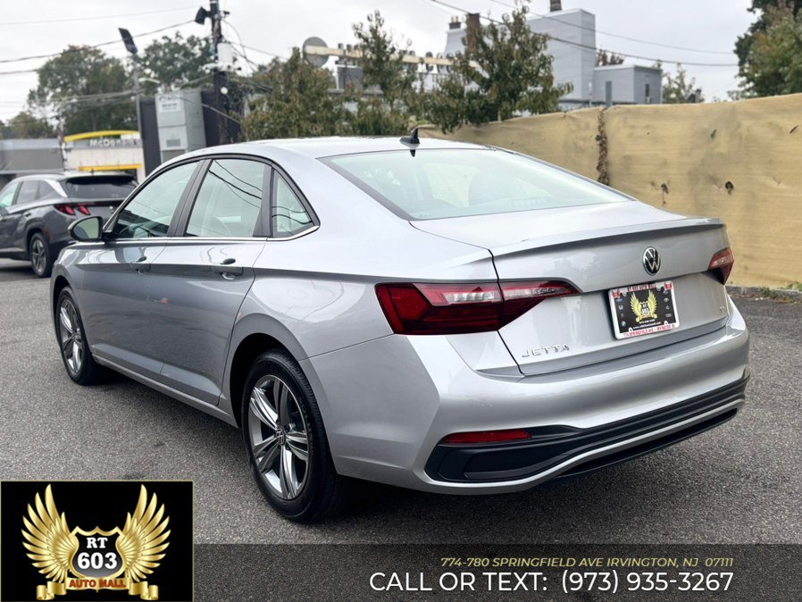 Used 2024 Volkswagen Jetta SE FWD image 4