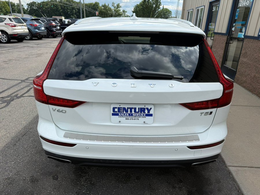 Used 2022 Volvo V60 T5 Cross Country AWD/4WD image 7