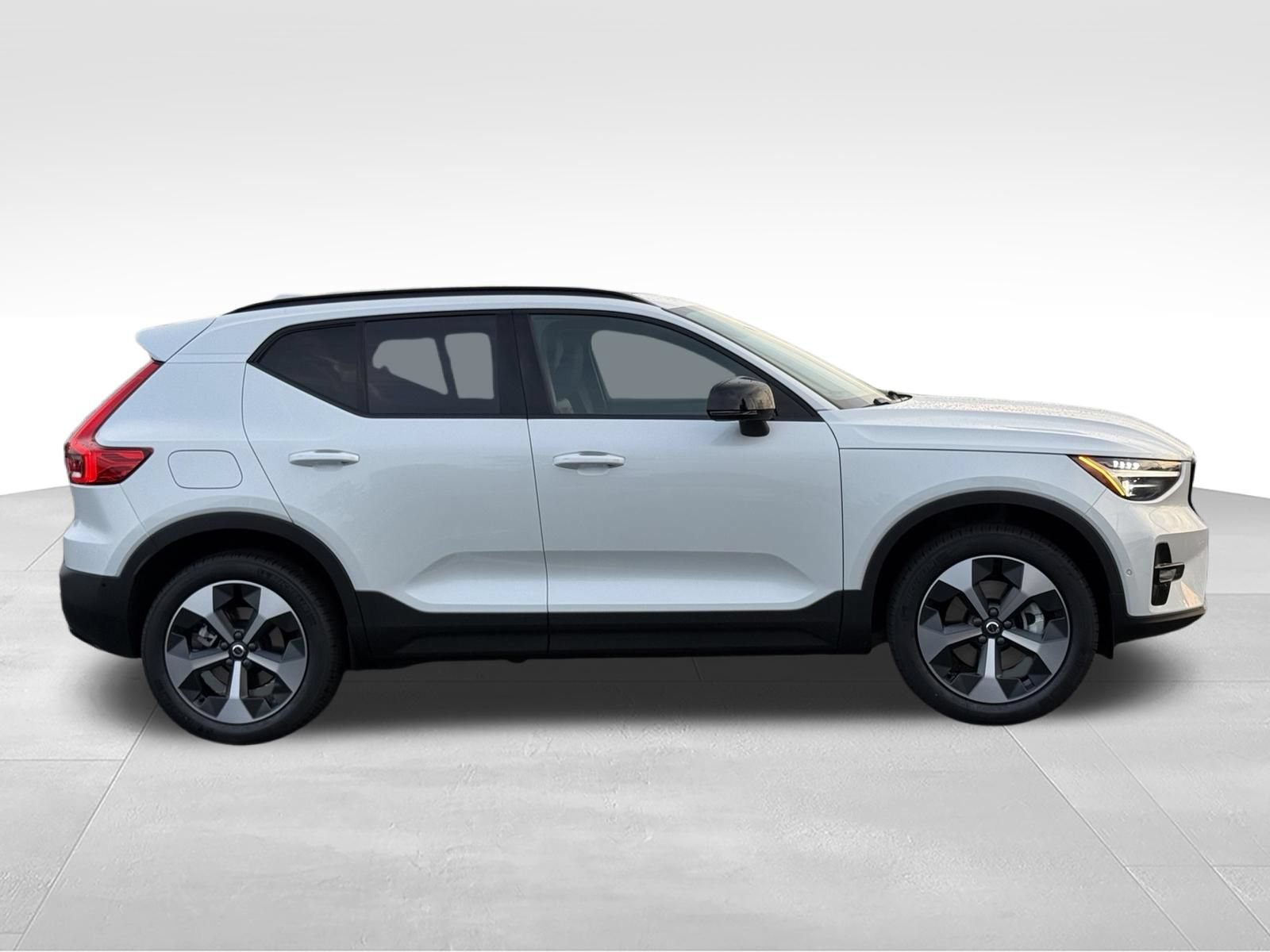 New 2026 Volvo XC40 B5 Plus w/ Protection Package Premier AWD/4WD image 7