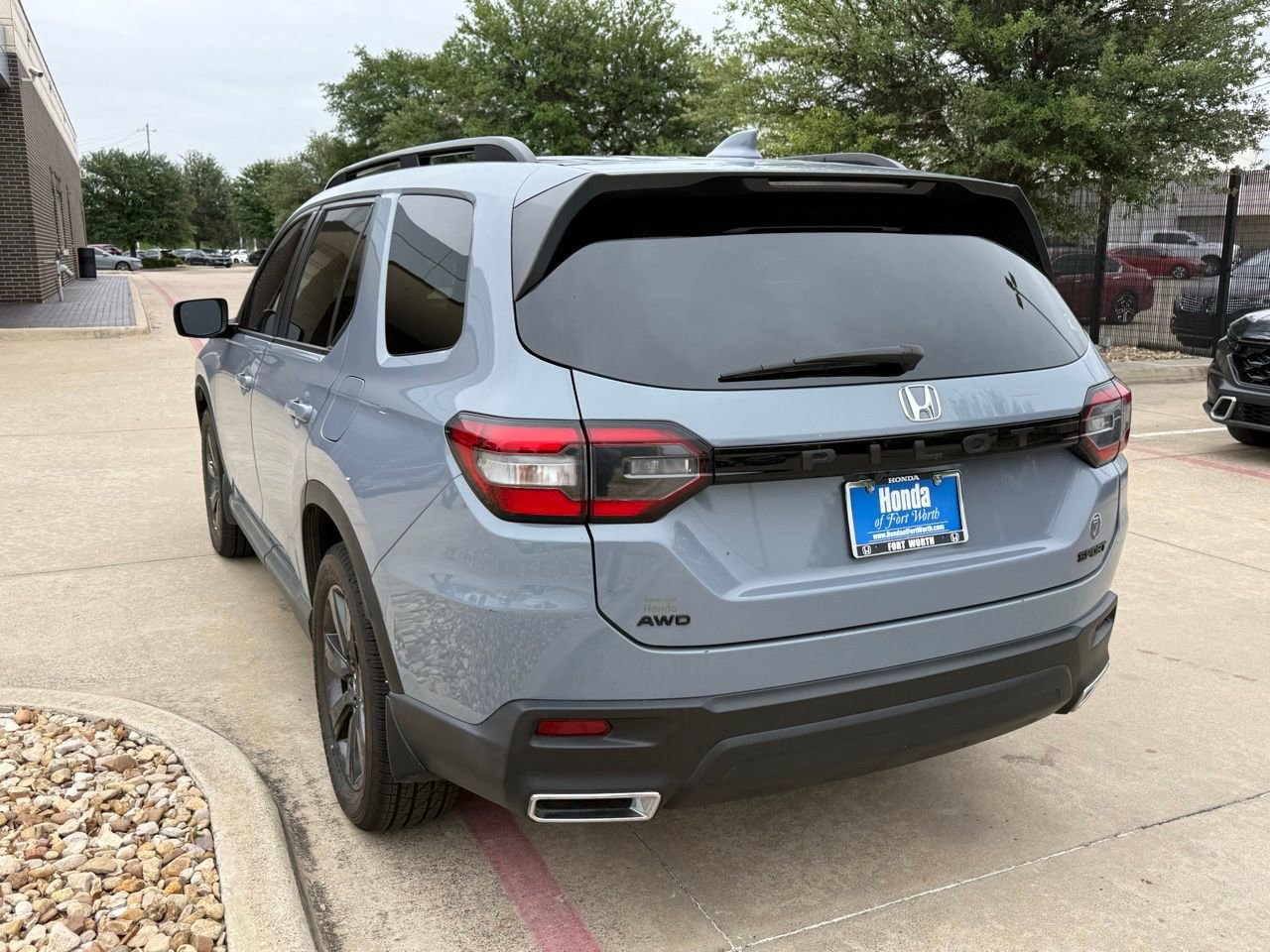 Used 2024 Honda Pilot Sport image 3