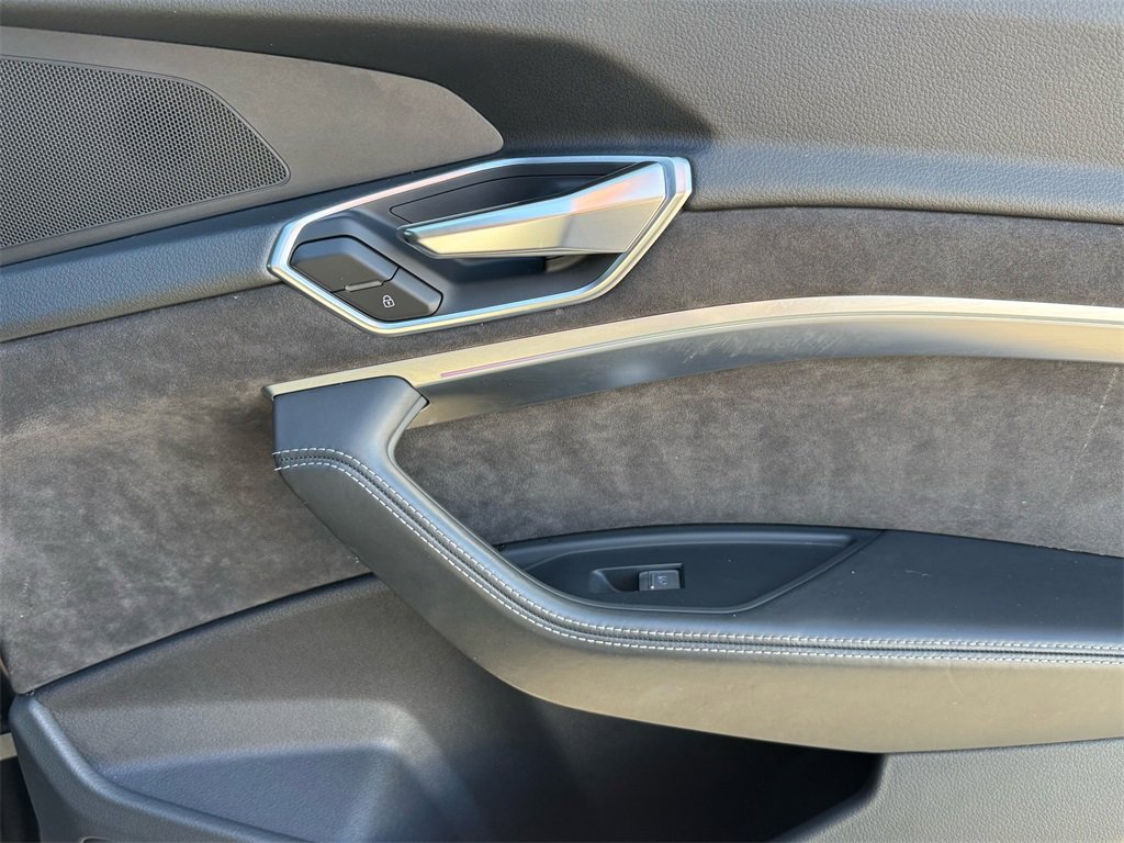 Used 2019 Audi e-tron Prestige w/ Prestige Package image 21