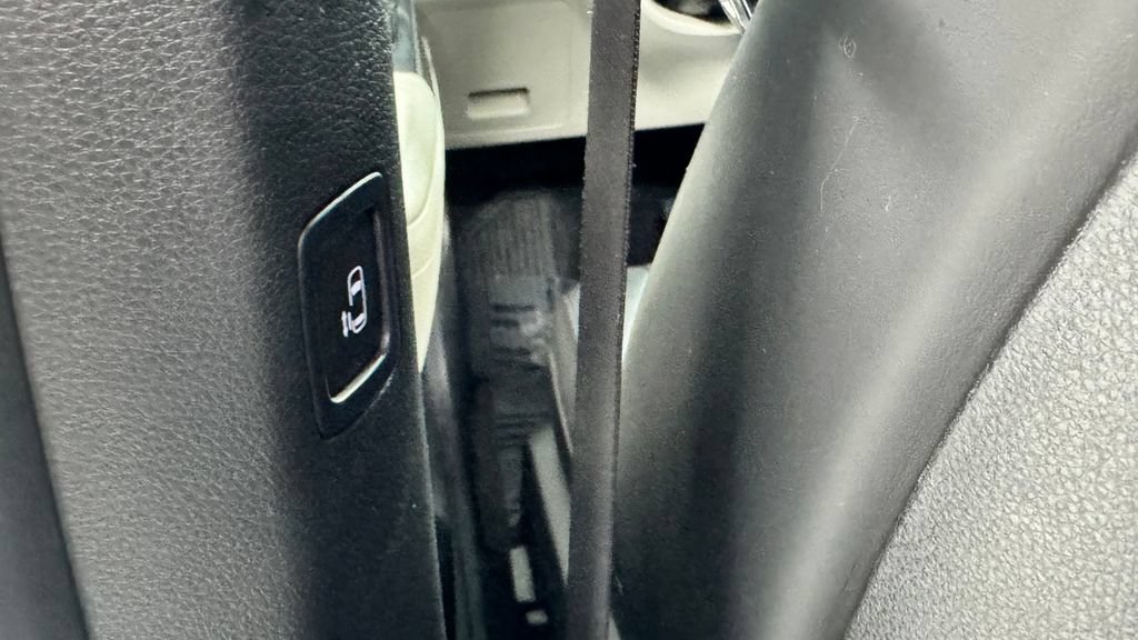 Used 2024 Kia Carnival LX FWD image 35