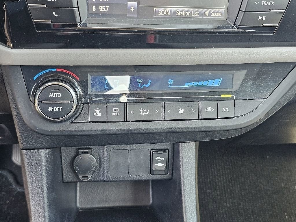 Used 2014 Toyota Corolla LE FWD image 29