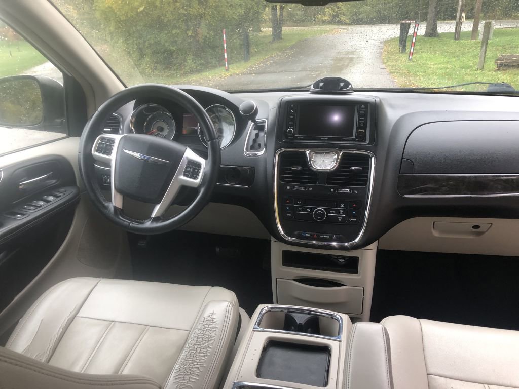 Used 2014 Chrysler Town & Country Touring image 22