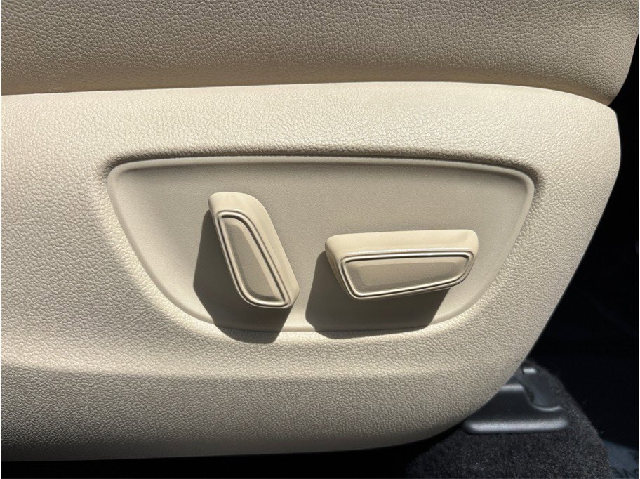 Used 2020 Toyota Highlander XLE FWD image 43