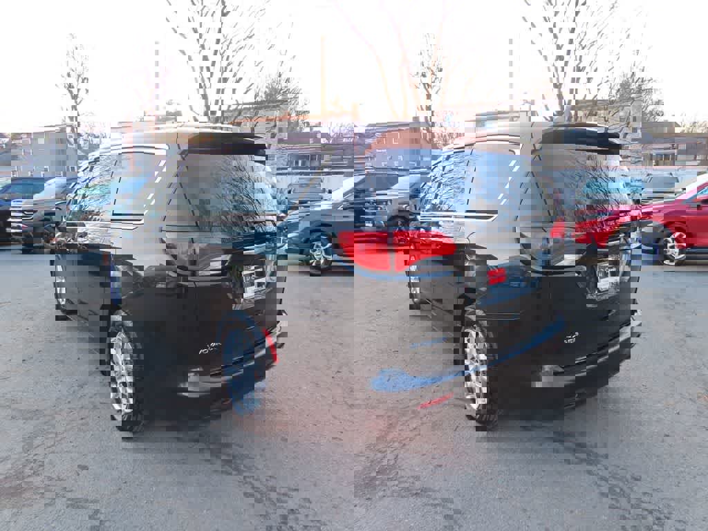 Used 2023 Chrysler Voyager LX image 4