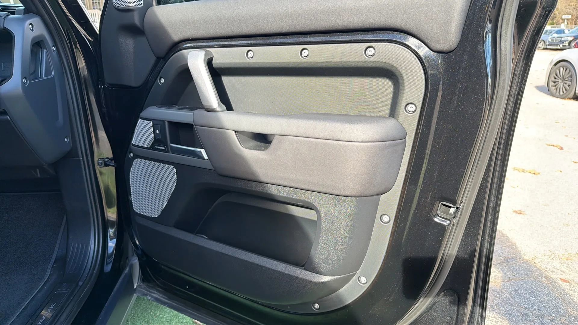 Used 2024 Land Rover Defender 130 X-Dynamic SE image 27