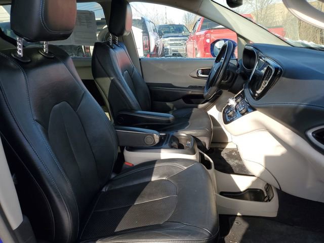 Used 2021 Chrysler Pacifica Touring-L FWD image 26