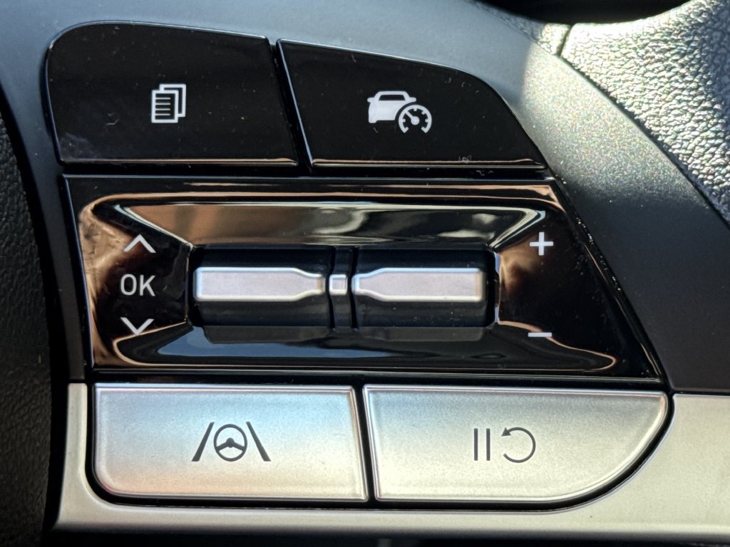 Used 2025 Hyundai Elantra SE FWD image 25
