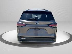 Used 2021 Toyota Sienna XSE w/ XSE Plus Package FWD image 6