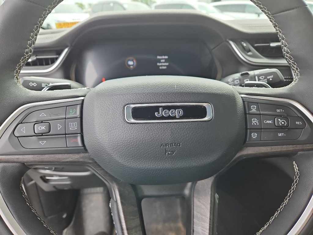 Used 2024 Jeep Grand Cherokee Limited w/ Luxury Tech Group II AWD/4WD image 10