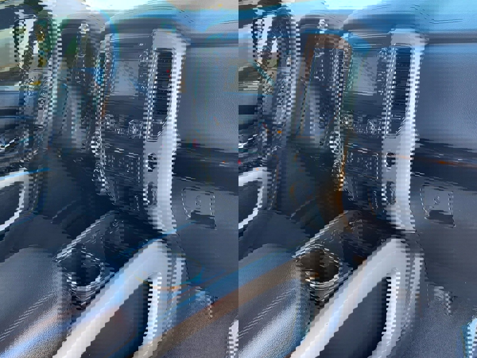 Used 2018 Nissan Titan SV w/ SV Convenience Package image 9