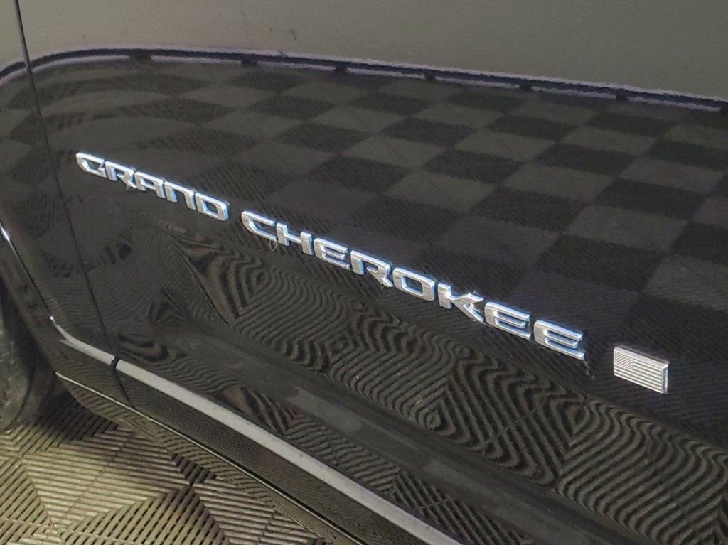 Used 2022 Jeep Grand Cherokee Overland w/ Luxury Tech Group IV AWD/4WD image 6