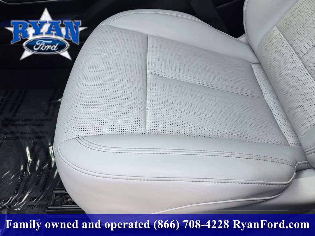 Used 2024 Cadillac Lyriq Luxury image 16