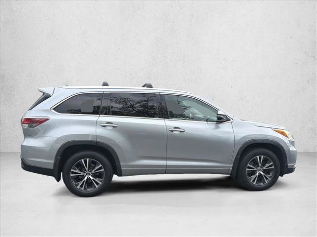 Used 2016 Toyota Highlander XLE w/ Four Season Floor Mat Package AWD/4WD image 4