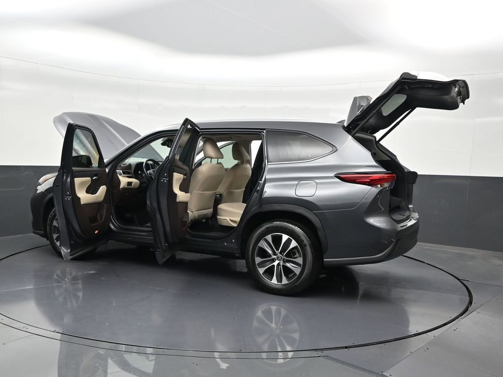 Used 2022 Toyota Highlander XLE FWD image 35