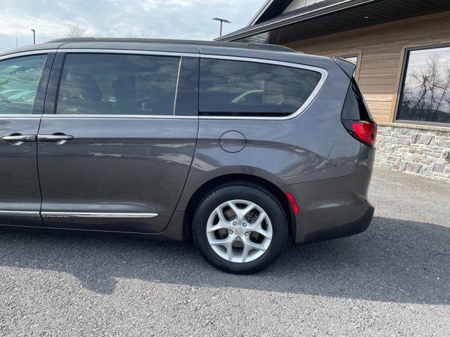 Used 2017 Chrysler Pacifica Touring-L w/ Tire & Wheel Group image 4