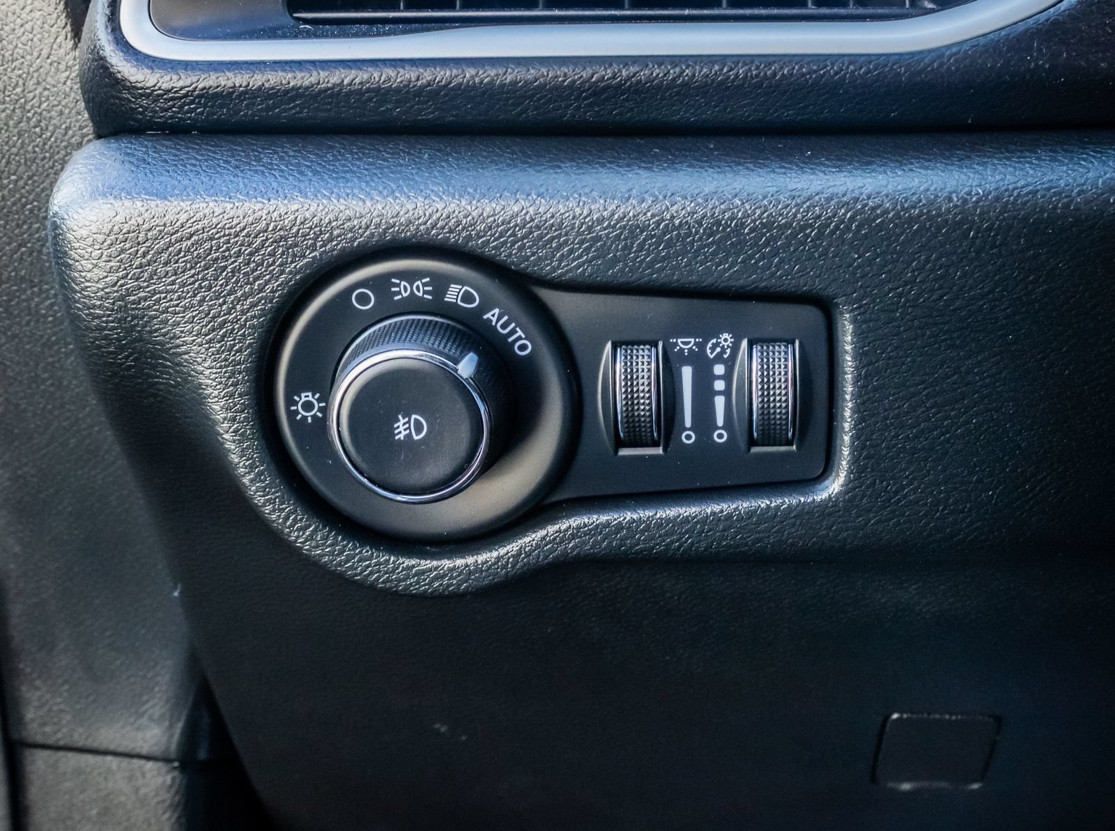 Used 2026 Chrysler Pacifica Select FWD image 18