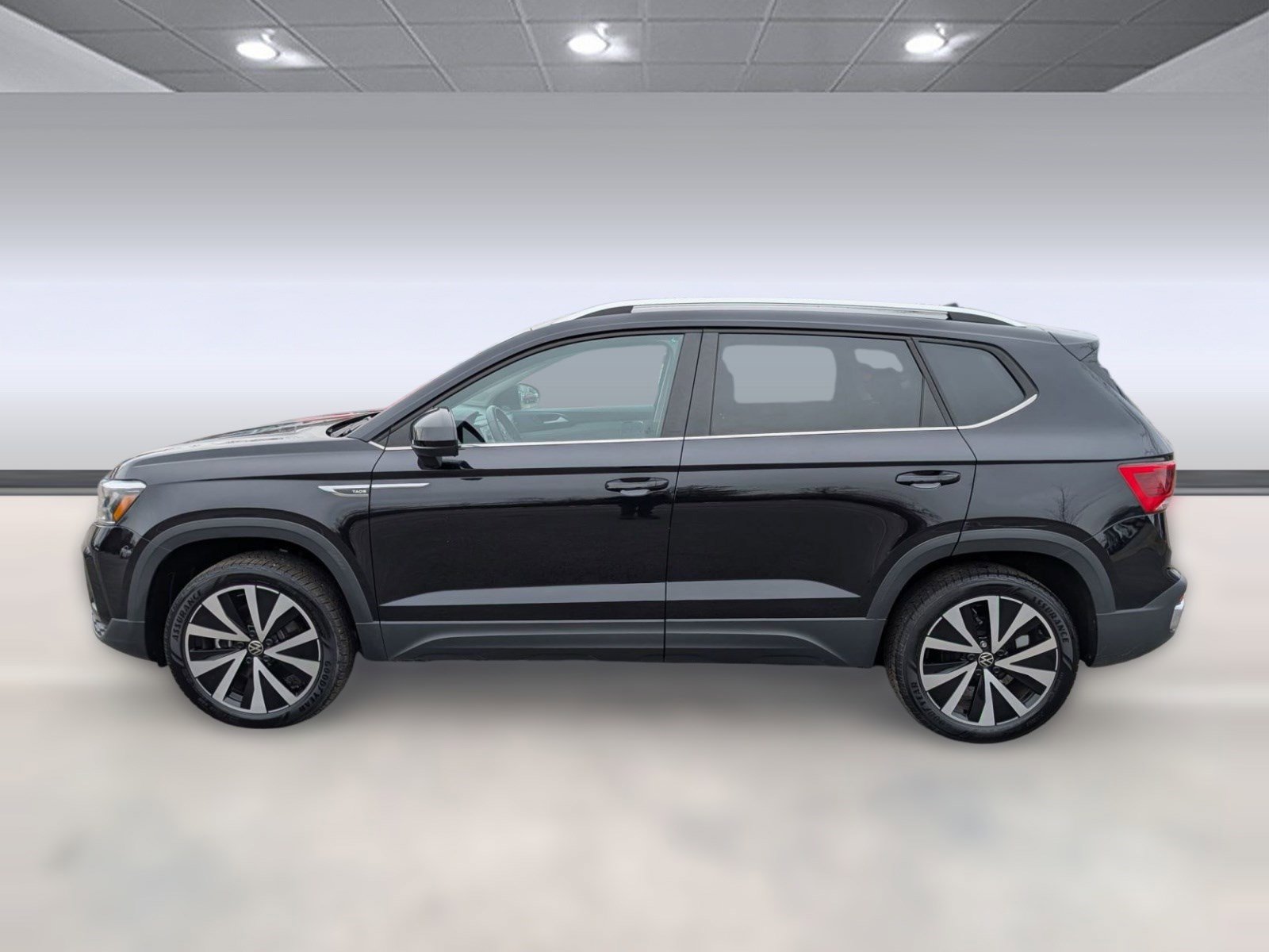 Used 2024 Volkswagen Taos SE image 2