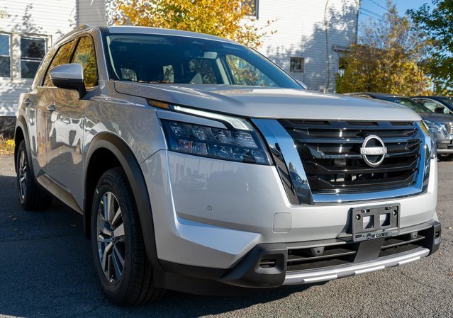 New 2025 Nissan Pathfinder SL image 4