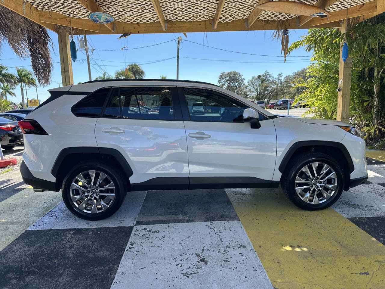 Used 2021 Toyota RAV4 XLE Premium image 4