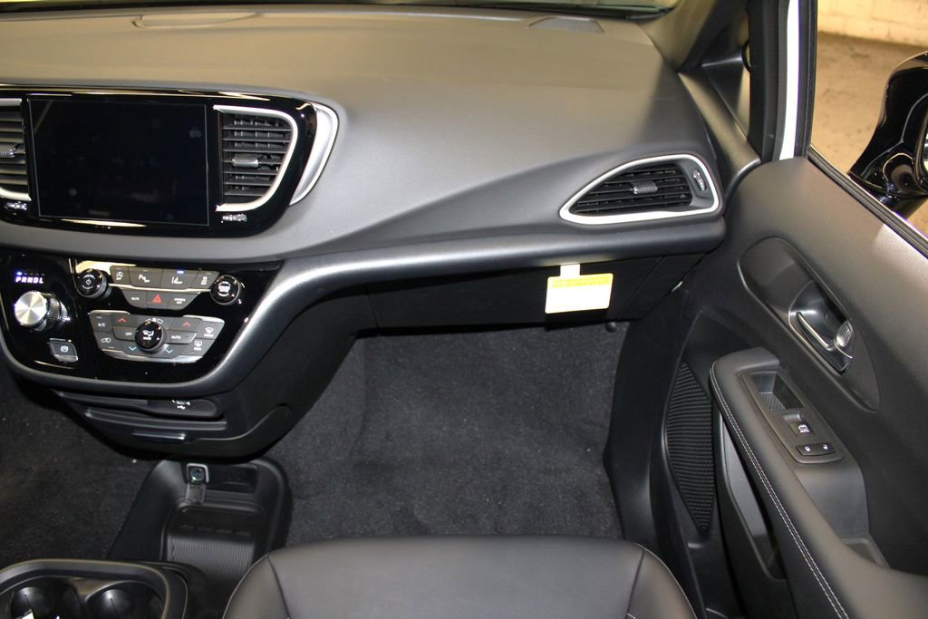 New 2026 Chrysler Voyager LX image 27