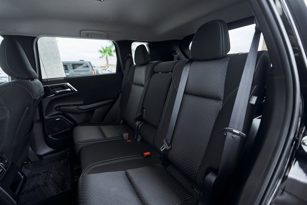 Used 2025 Mitsubishi Outlander ES image 32