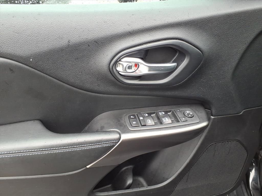 Used 2020 Jeep Cherokee Latitude Plus w/ Cold Weather Group image 6