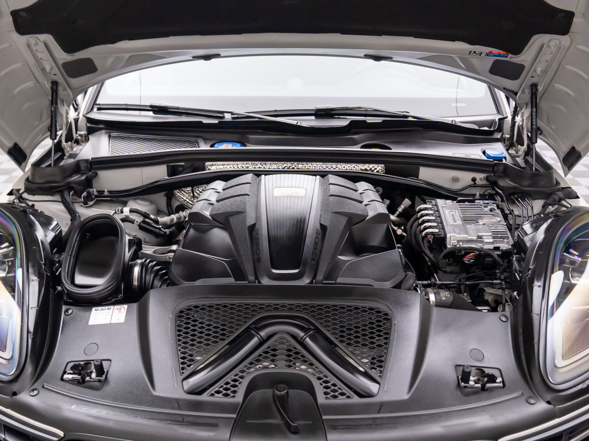 Certified 2024 Porsche Macan GTS image 27