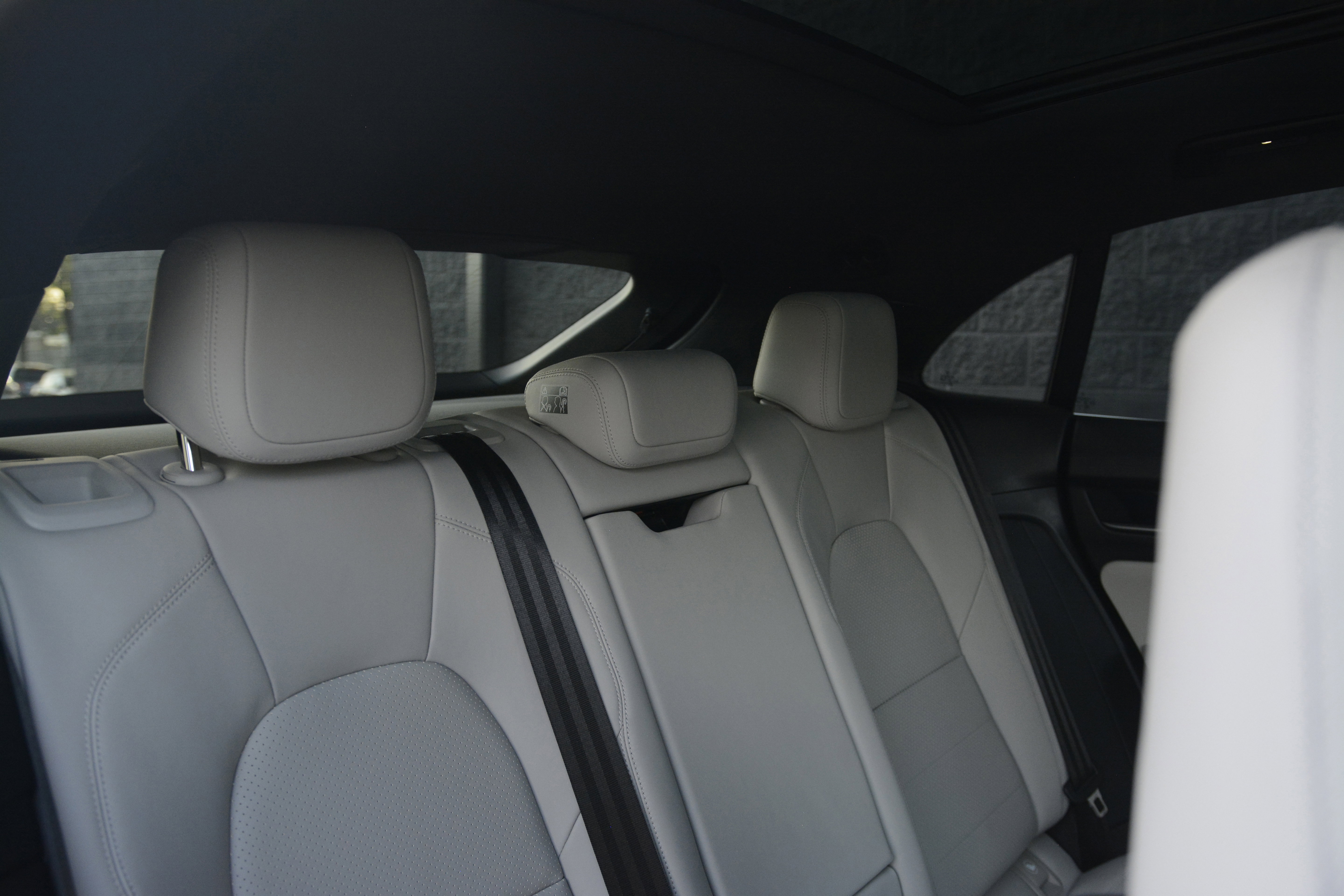 Certified 2025 Porsche Macan 4 Electric image 31