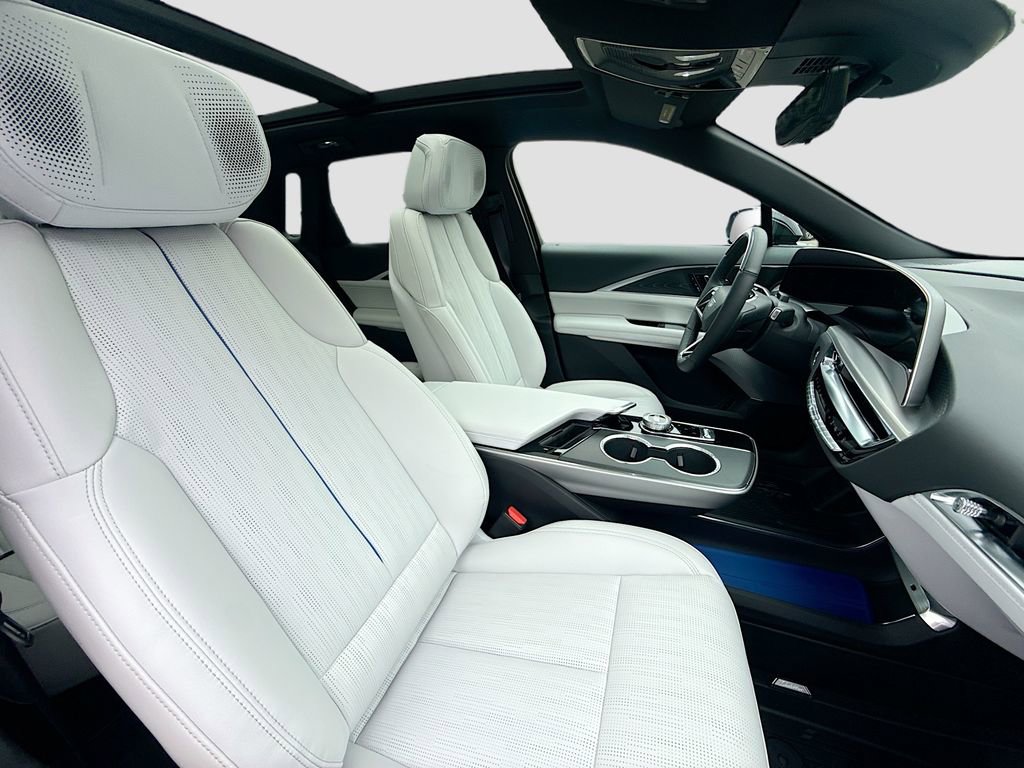 New 2025 Cadillac Lyriq Luxury w/ LPO, Floor Liner Package image 29