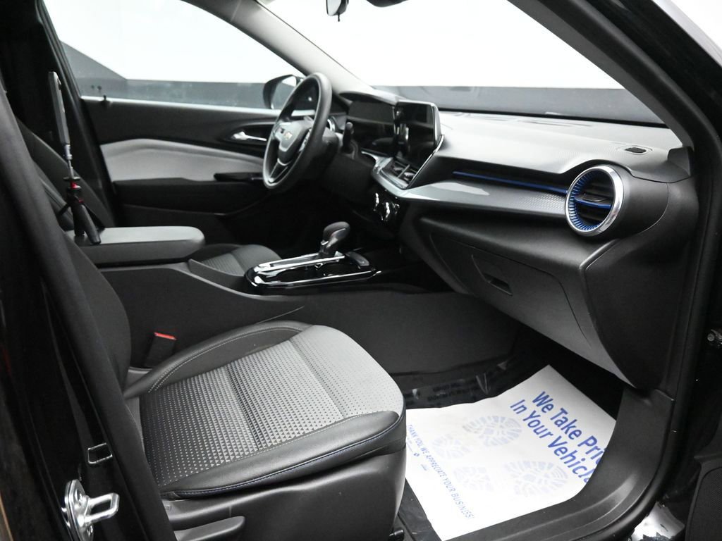 Used 2025 Chevrolet Trax LT image 19