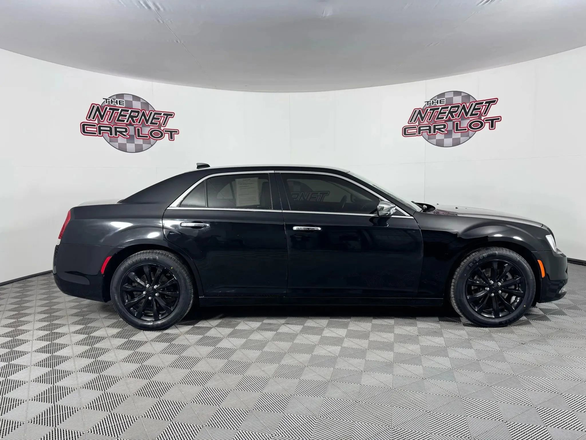Used 2018 Chrysler 300 Limited image 8