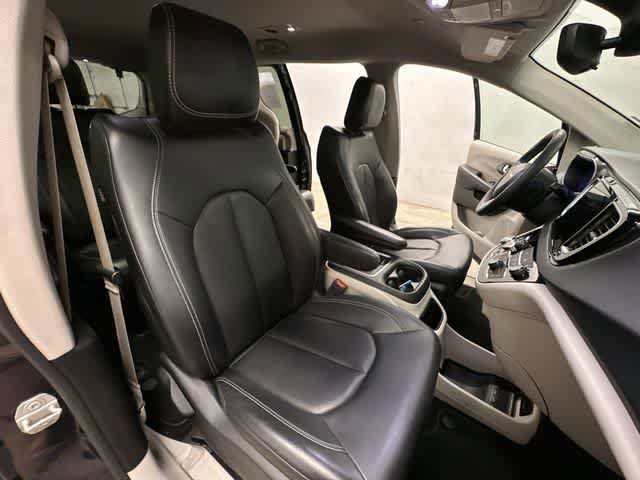 Used 2023 Chrysler Pacifica Touring-L FWD image 21