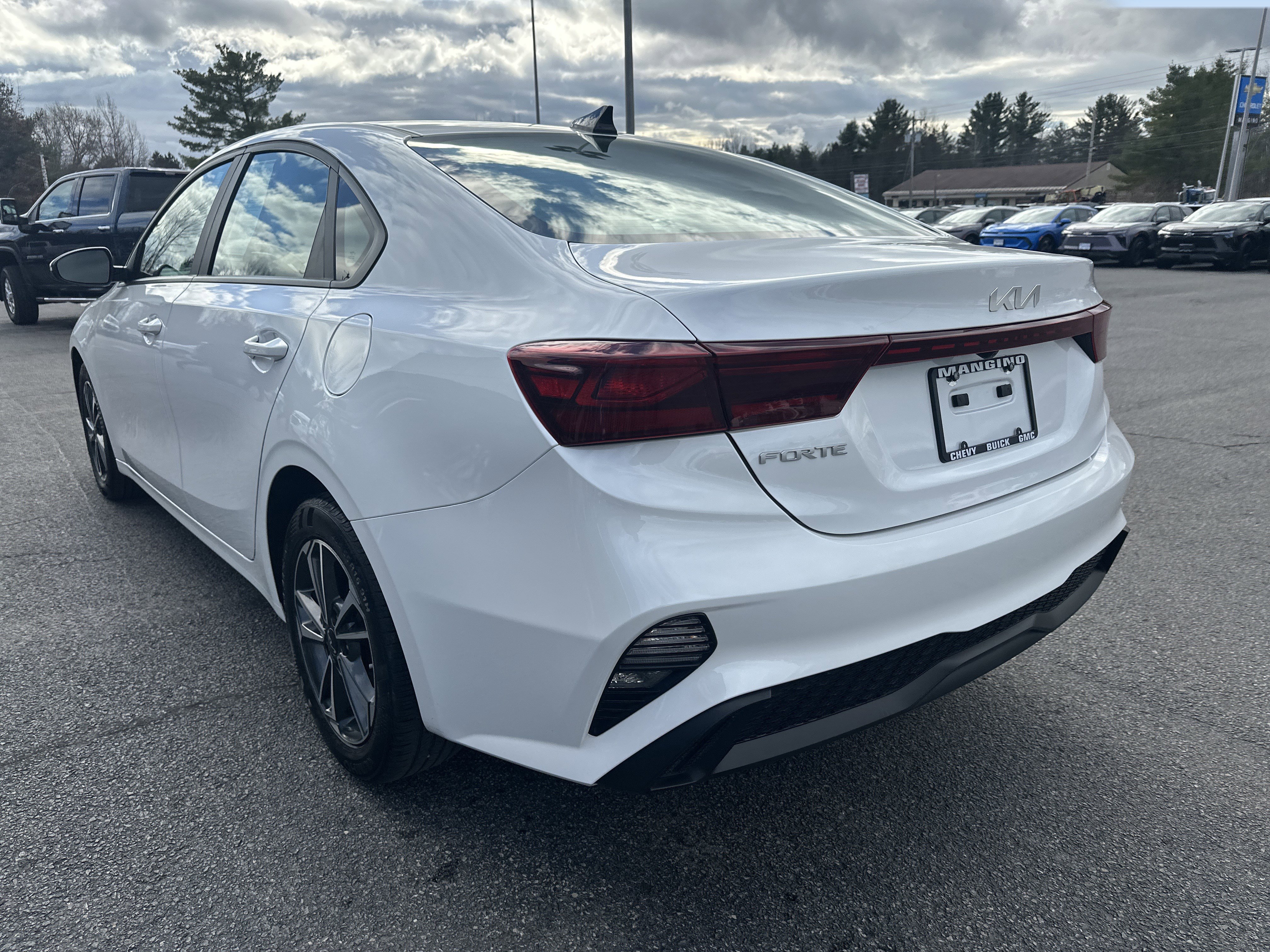 Used 2023 Kia Forte LXS w/ LXS Technology Package image 4
