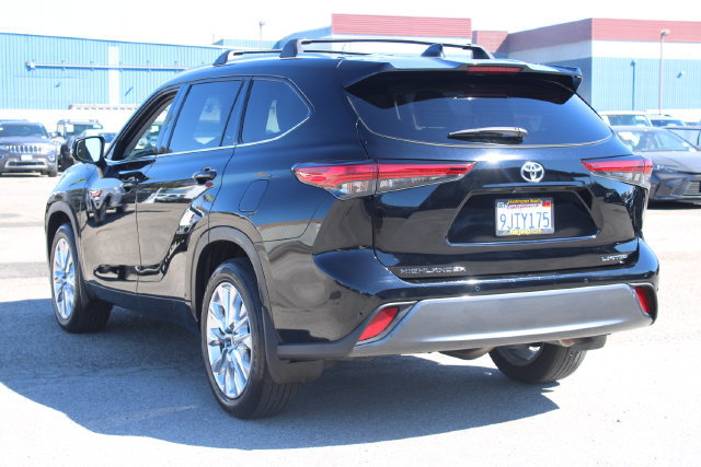 Used 2023 Toyota Highlander Limited FWD image 3