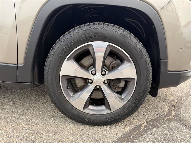 Used 2019 Jeep Cherokee Limited w/ Luxury Group AWD/4WD image 12