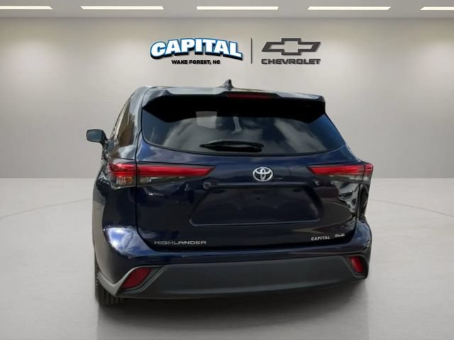 Used 2023 Toyota Highlander XLE FWD image 4
