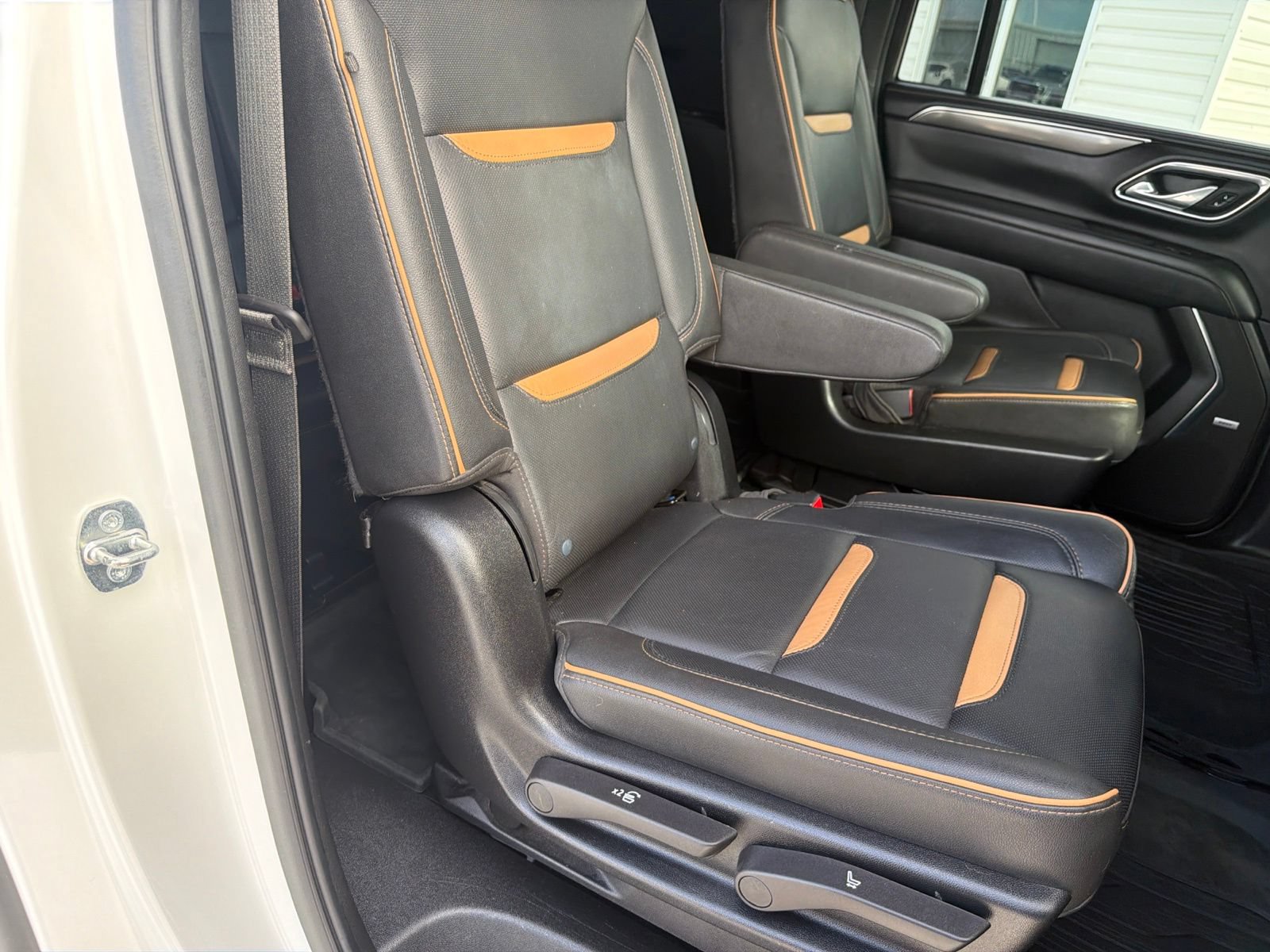 Used 2024 GMC Yukon XL AT4 w/ Technology Package AWD/4WD image 15