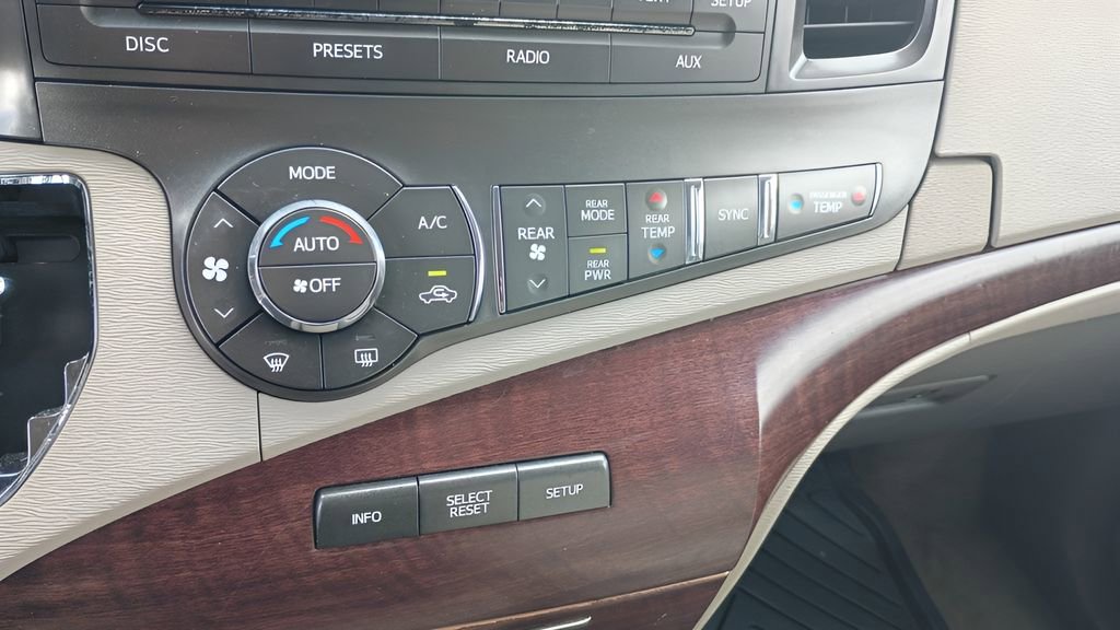 Used 2012 Toyota Sienna XLE FWD image 33