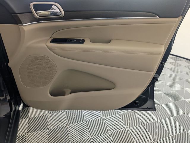 Used 2015 Jeep Grand Cherokee Limited w/ Trailer Tow Group IV image 37