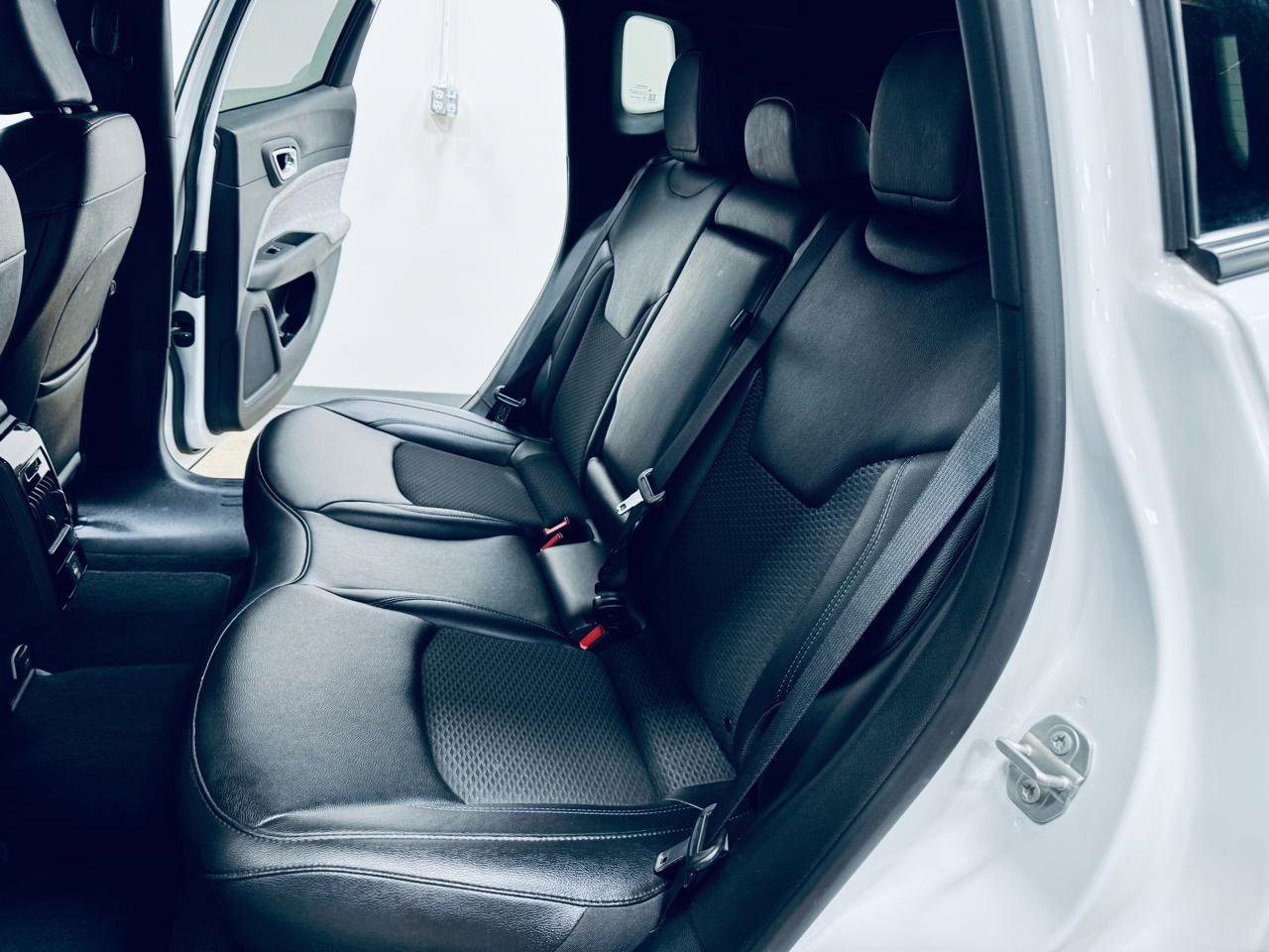 Used 2024 Jeep Compass Latitude image 32