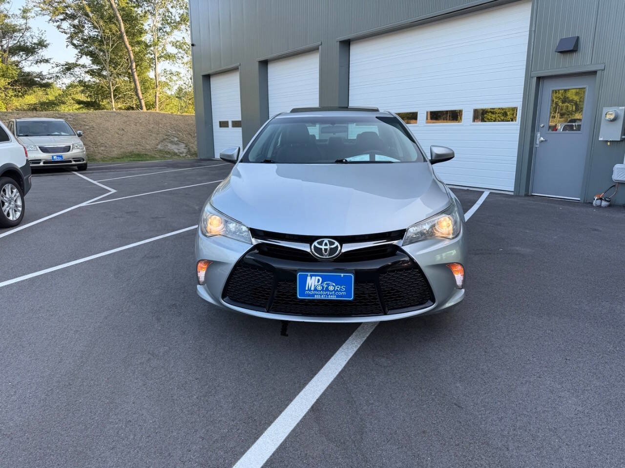 Used 2016 Toyota Camry SE w/ Moonroof Package image 3