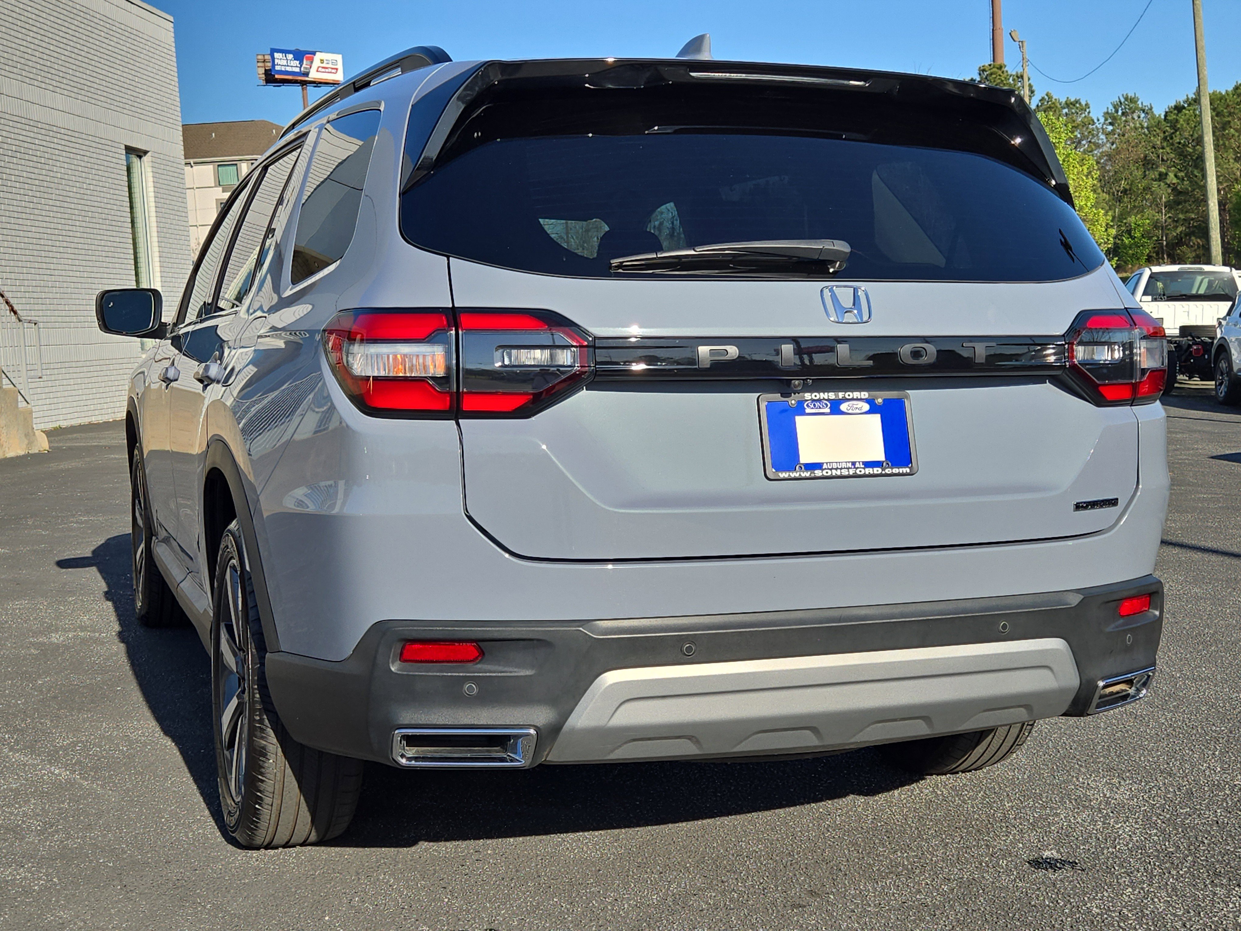 Used 2024 Honda Pilot Touring image 9