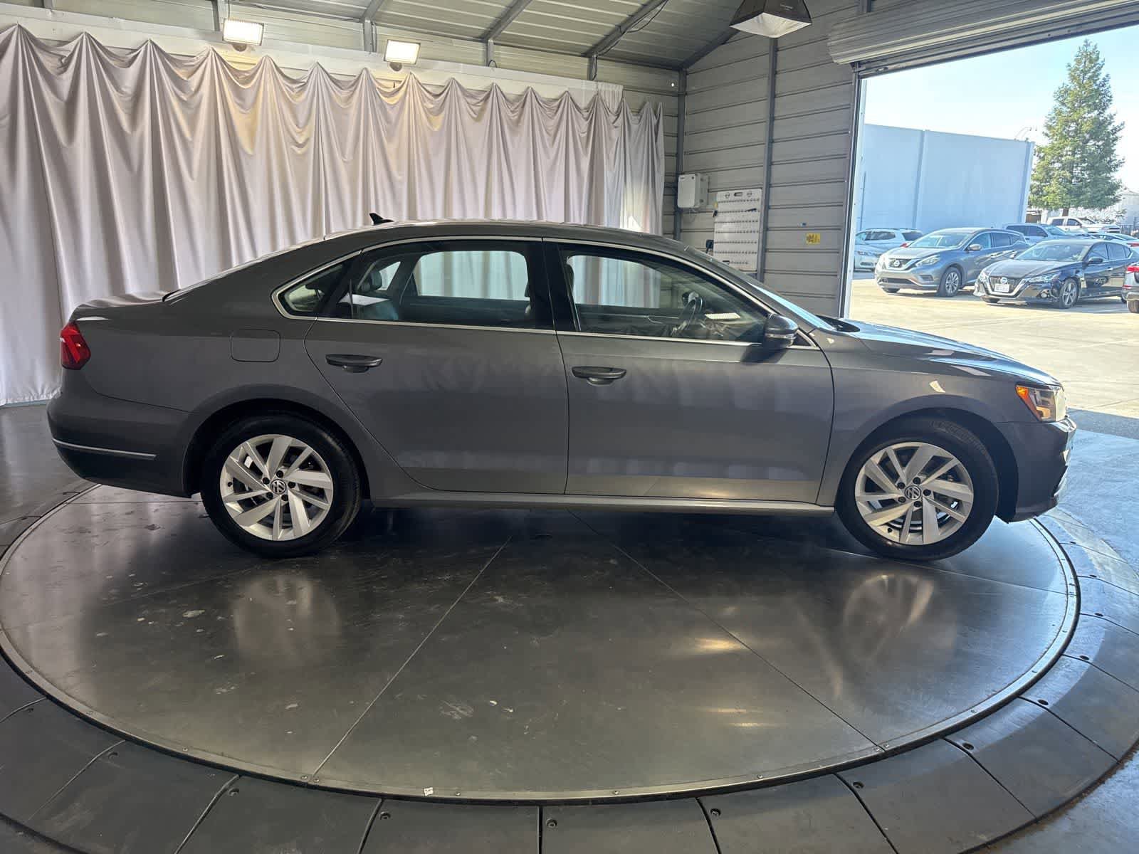 Used 2018 Volkswagen Passat 2.0T SE FWD image 3