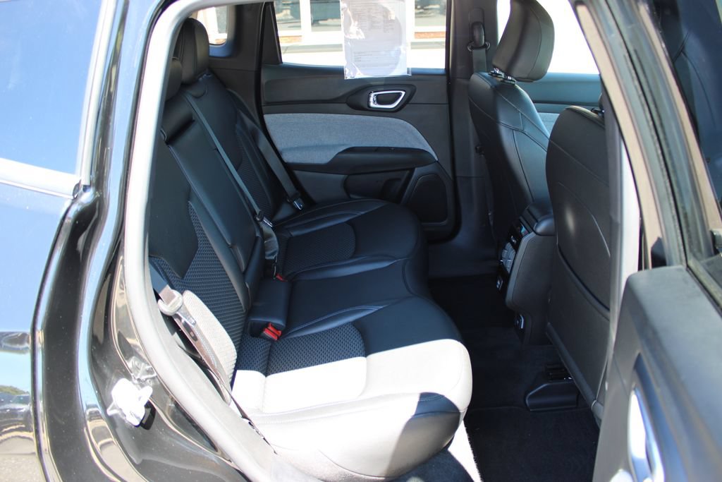 Used 2025 Jeep Compass Latitude AWD/4WD image 35